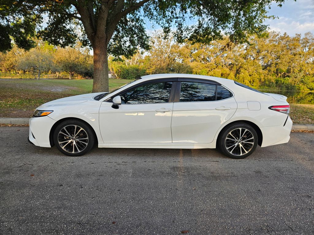 2018 Toyota Camry SE 2