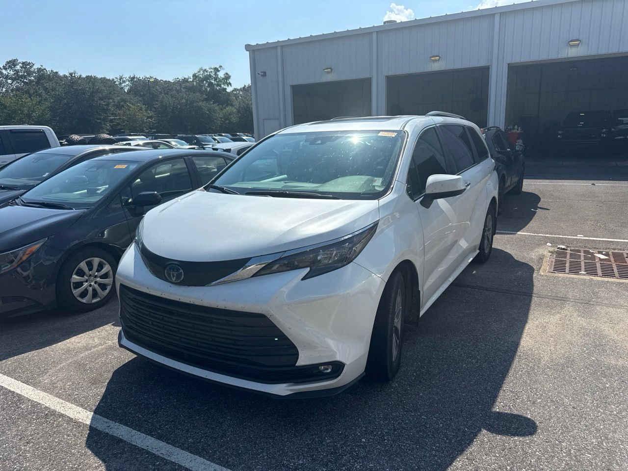 Pearl 2025 Toyota Sienna Minivan Front-Wheel Drive Continuously Variable Transmission