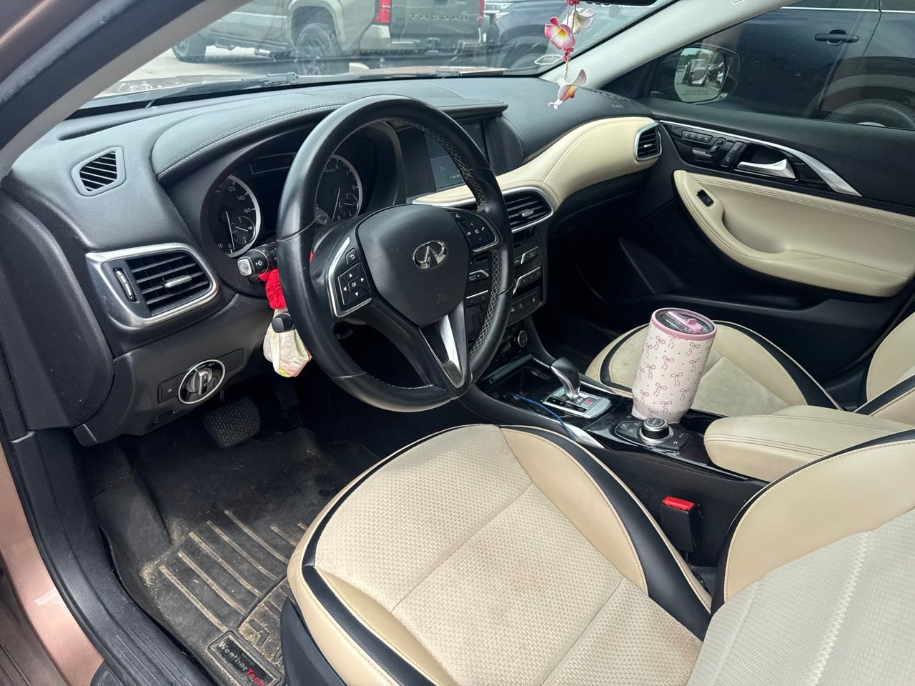 Used 2019 Gold INFINITI LUXE image 5