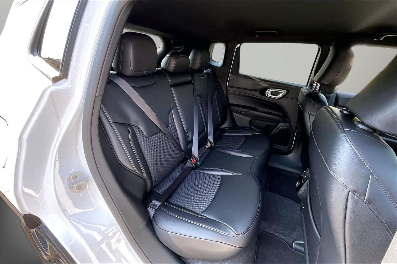 New 2026 White Jeep Latitude image 17