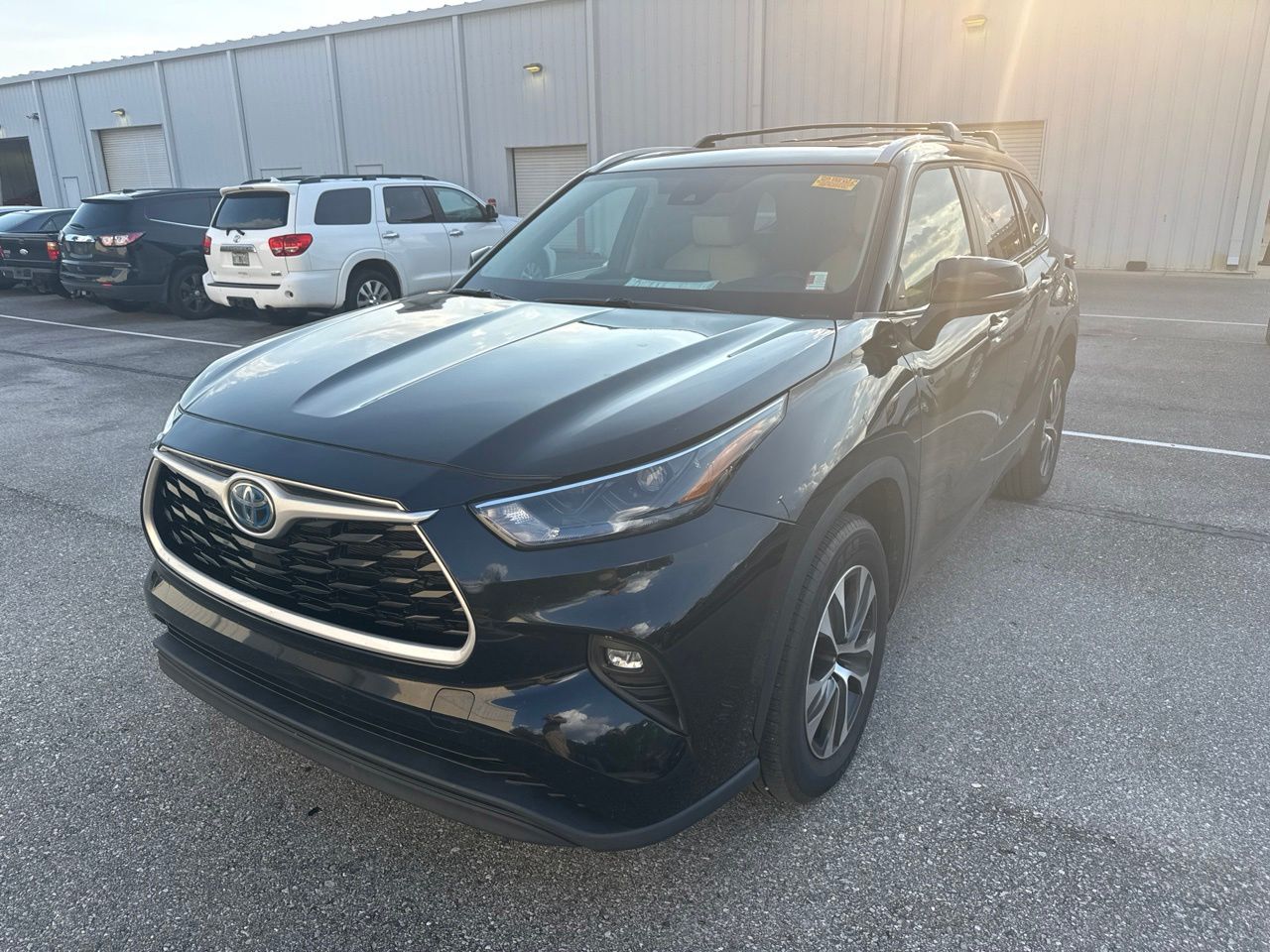 Midnight Black Metallic 2023 Toyota Highlander Hybrid SUV / Crossover Front-Wheel Drive Continuously Variable Transmission