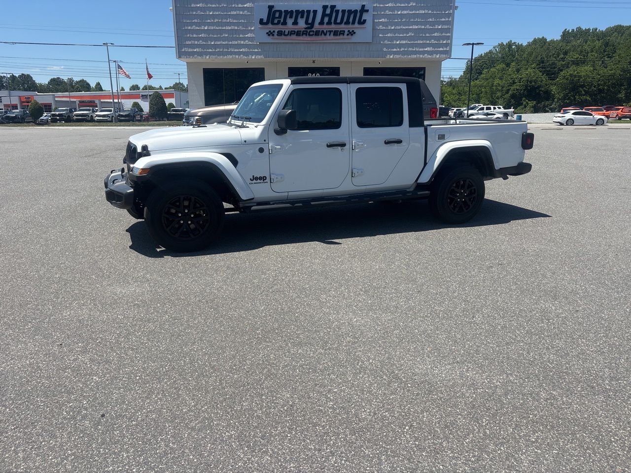 Bright White Clearcoat 2022 Jeep Gladiator Altitude Crew Cab 4WD Pickup Truck Four-Wheel Drive 8-Speed Automatic