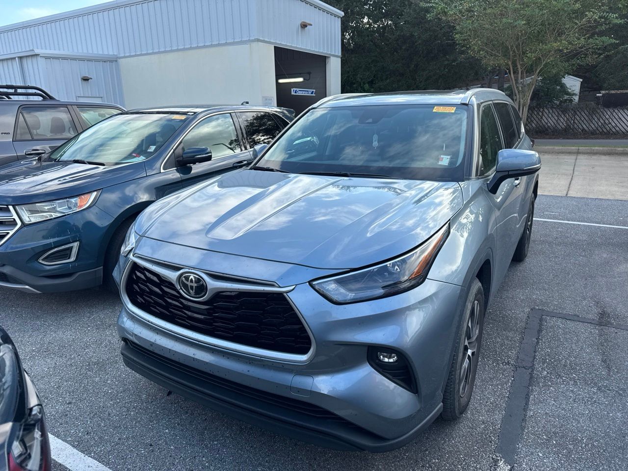 Moon Dust 2022 Toyota Highlander SUV / Crossover Front-Wheel Drive 8-Speed Automatic