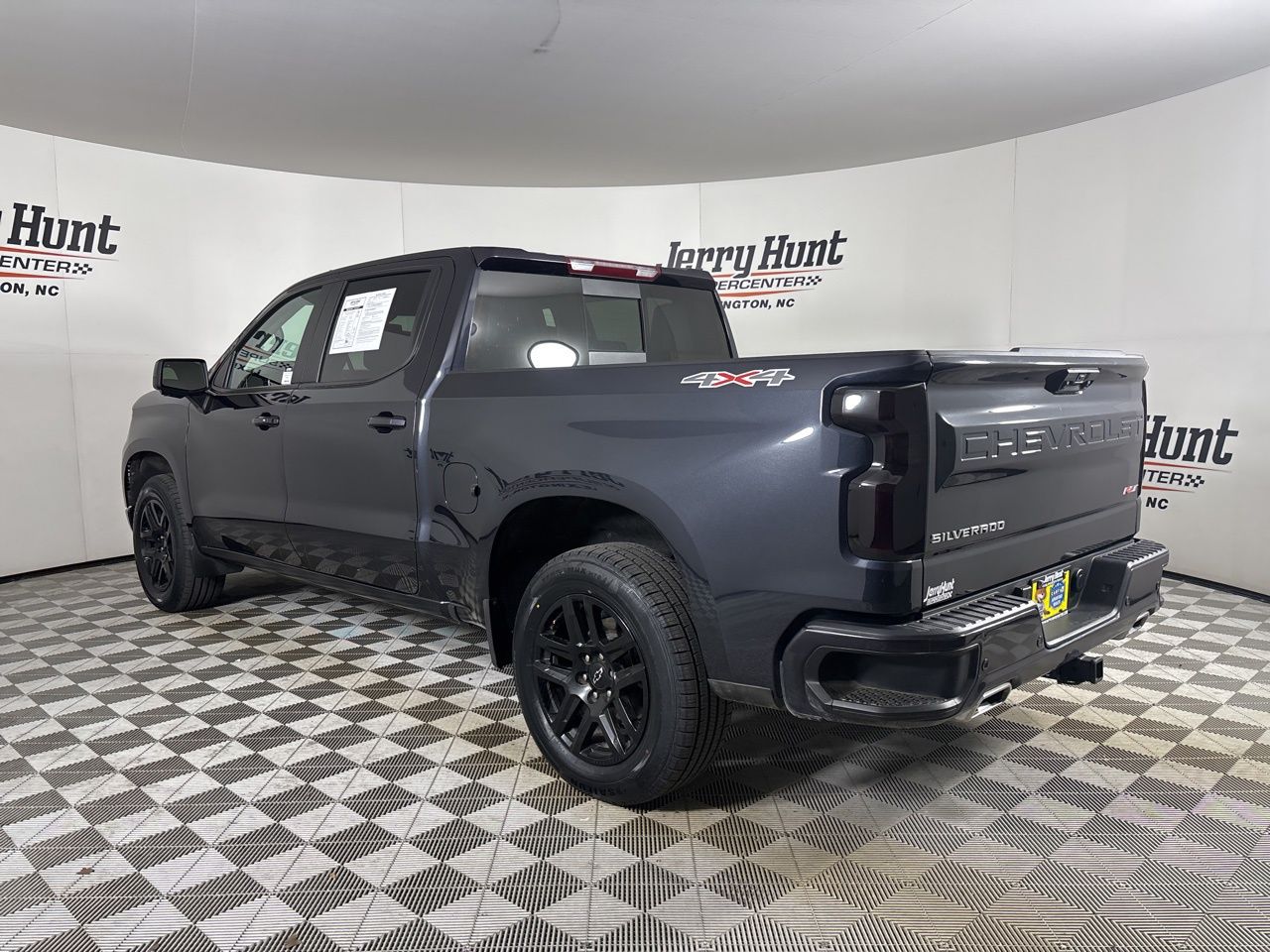 View vehicle photo 7