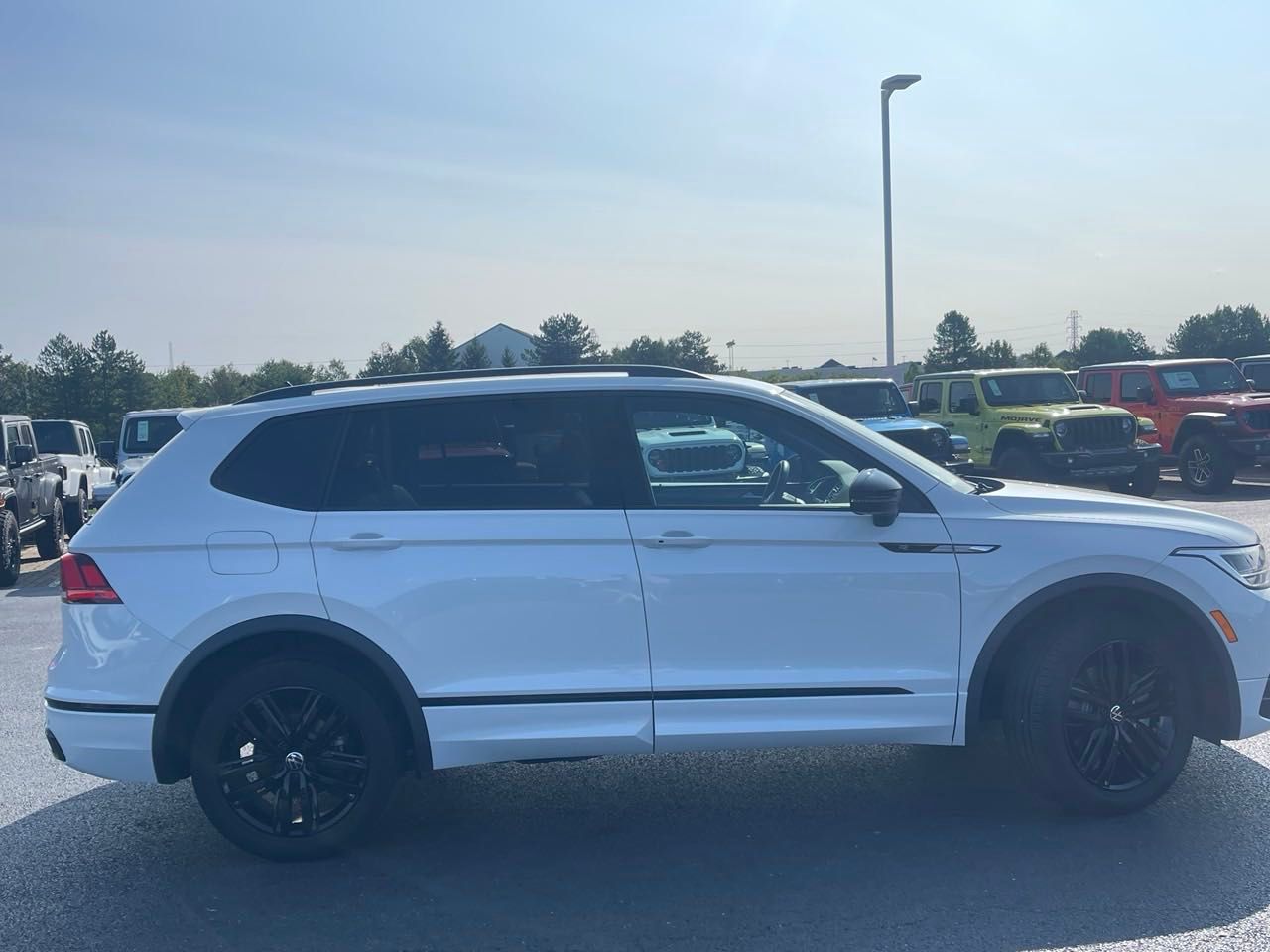 2022 Volkswagen Tiguan 2.0T SE R-Line Black 2