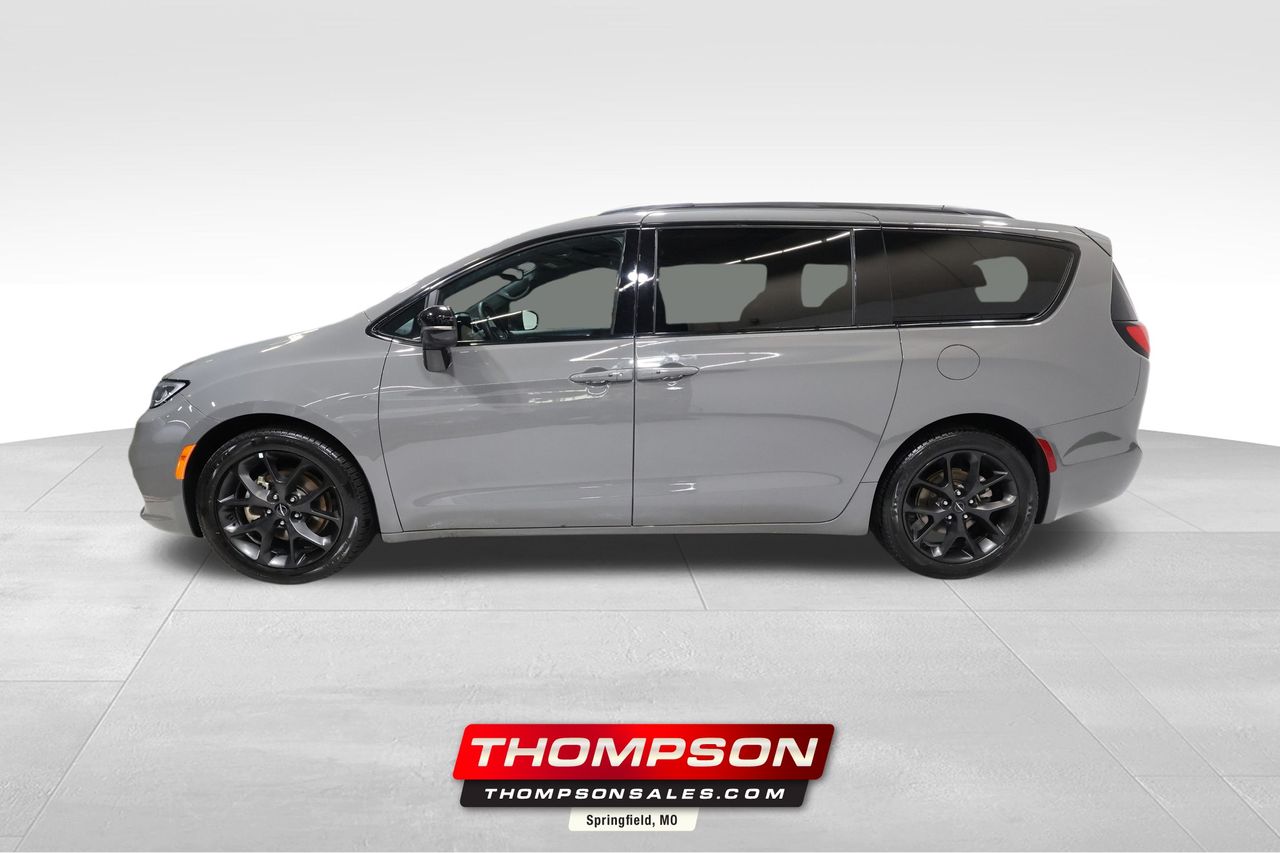Ceramic Gray Clearcoat 2025 Chrysler Pacifica Limited FWD Minivan Front-Wheel Drive 9-Speed Automatic