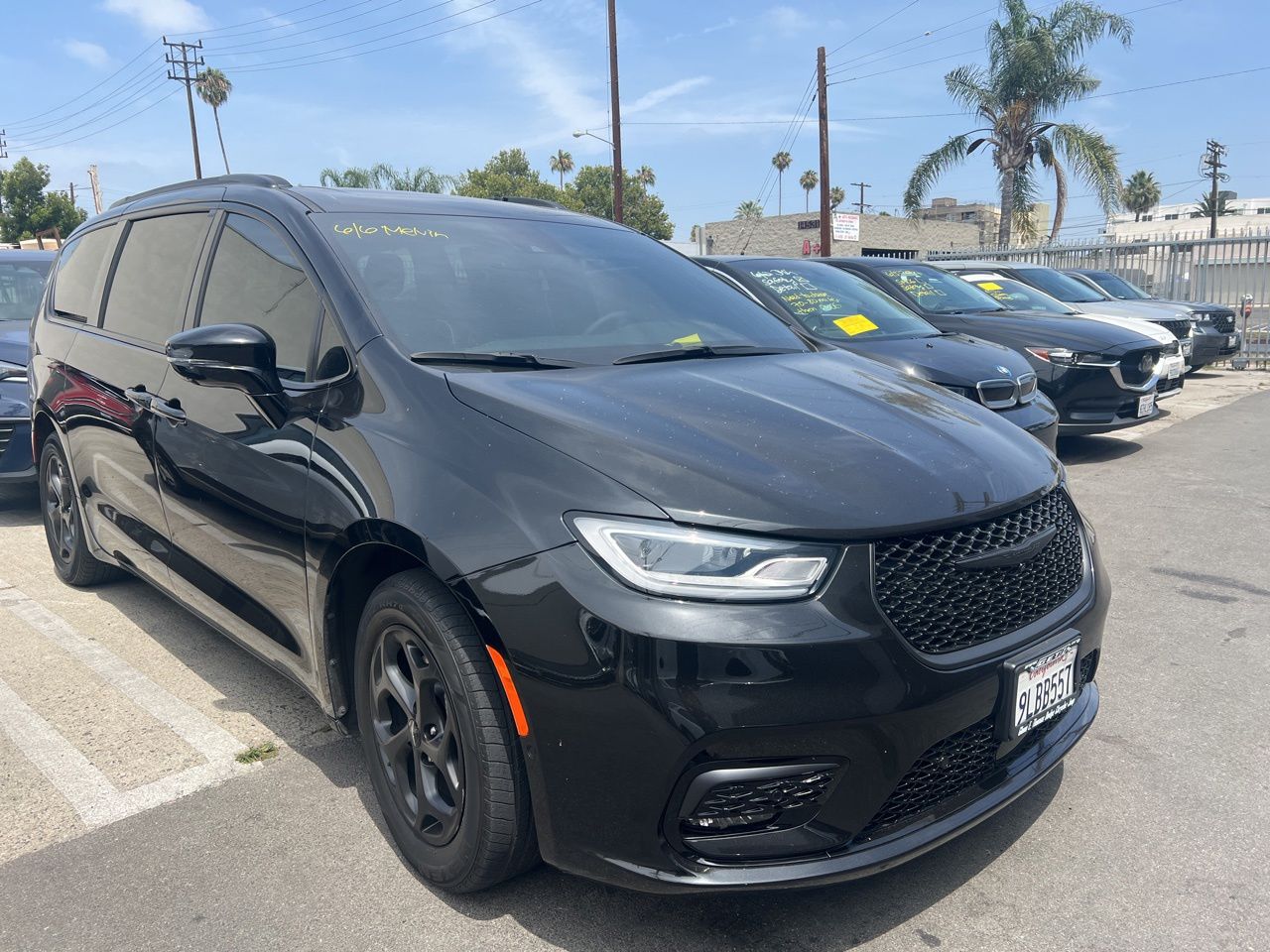 Brilliant Black Crystal Pearlcoat 2024 Chrysler Pacifica Hybrid Minivan Front-Wheel Drive Continuously Variable Transmission