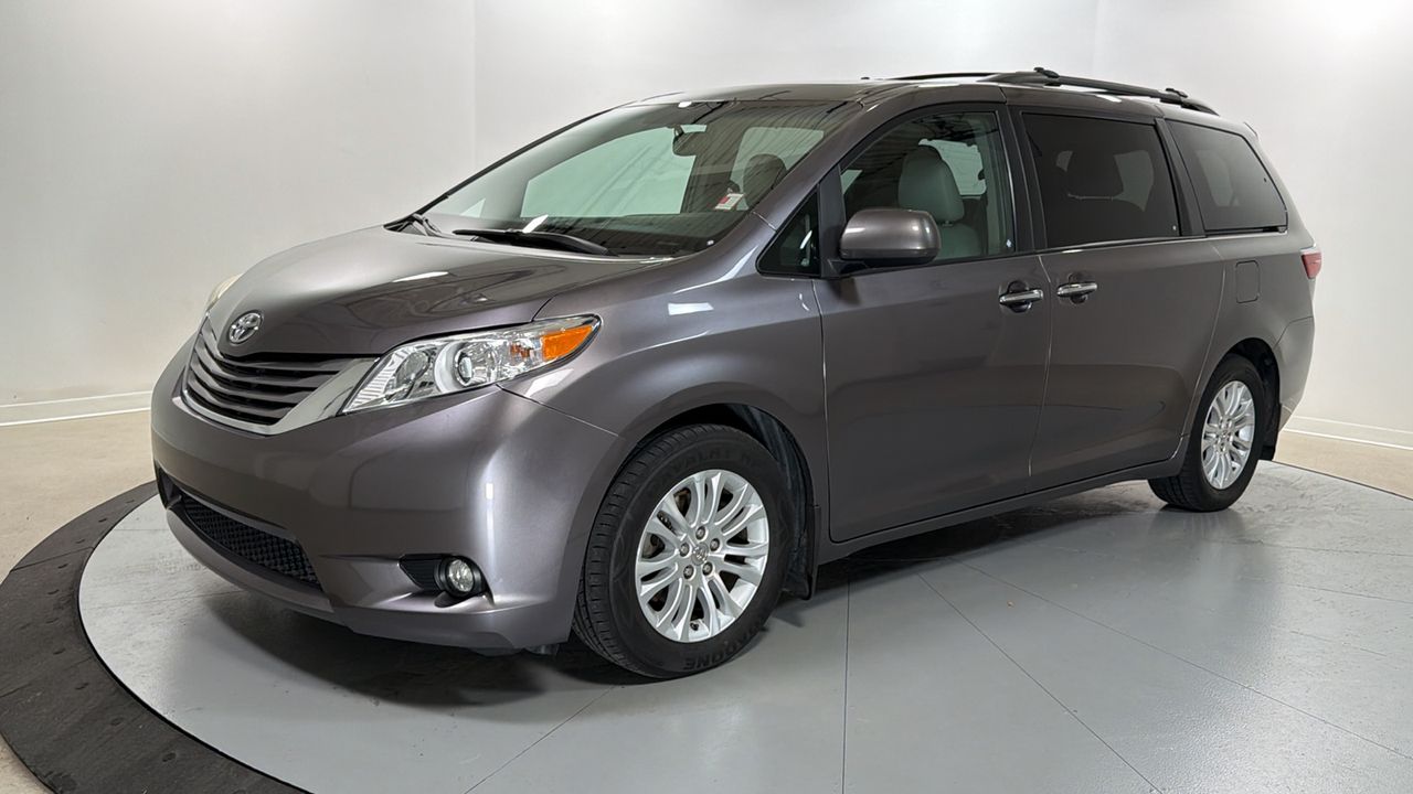 2015 Toyota Sienna XLE 7-Passenger Auto Access Seat
