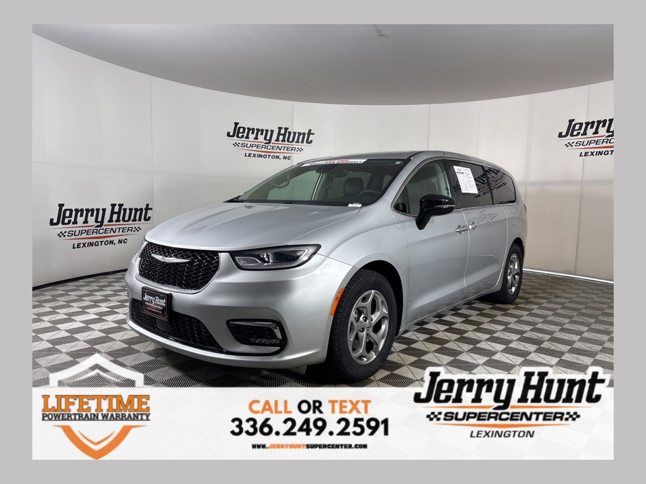 Silver Mist Clearcoat 2024 Chrysler Pacifica Limited FWD Minivan Front-Wheel Drive 9-Speed Automatic