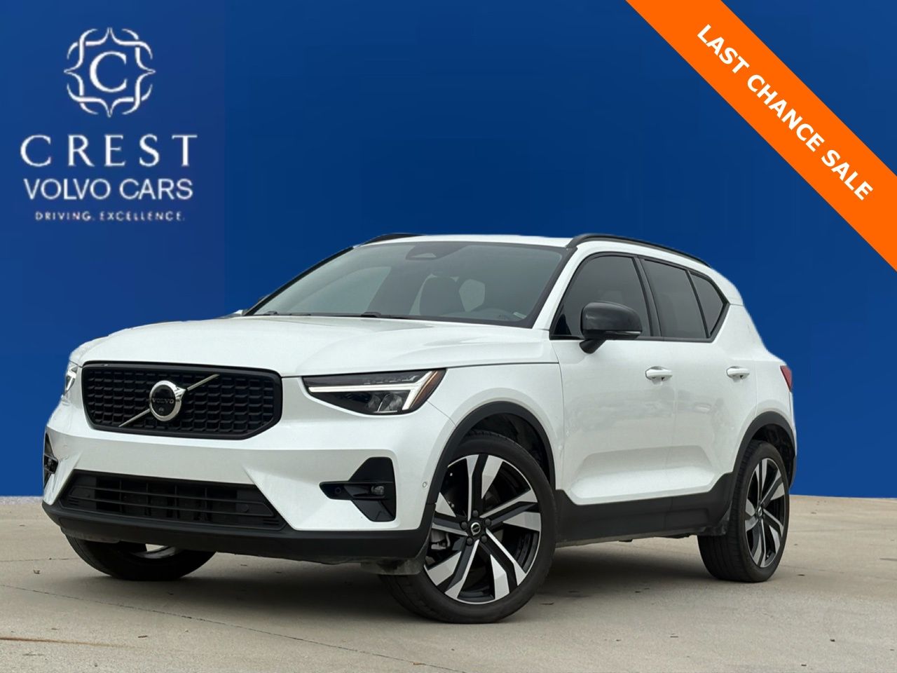 Crystal White Metallic 2023 Volvo XC40 B5 Plus Dark Theme AWD SUV / Crossover All-Wheel Drive Automatic