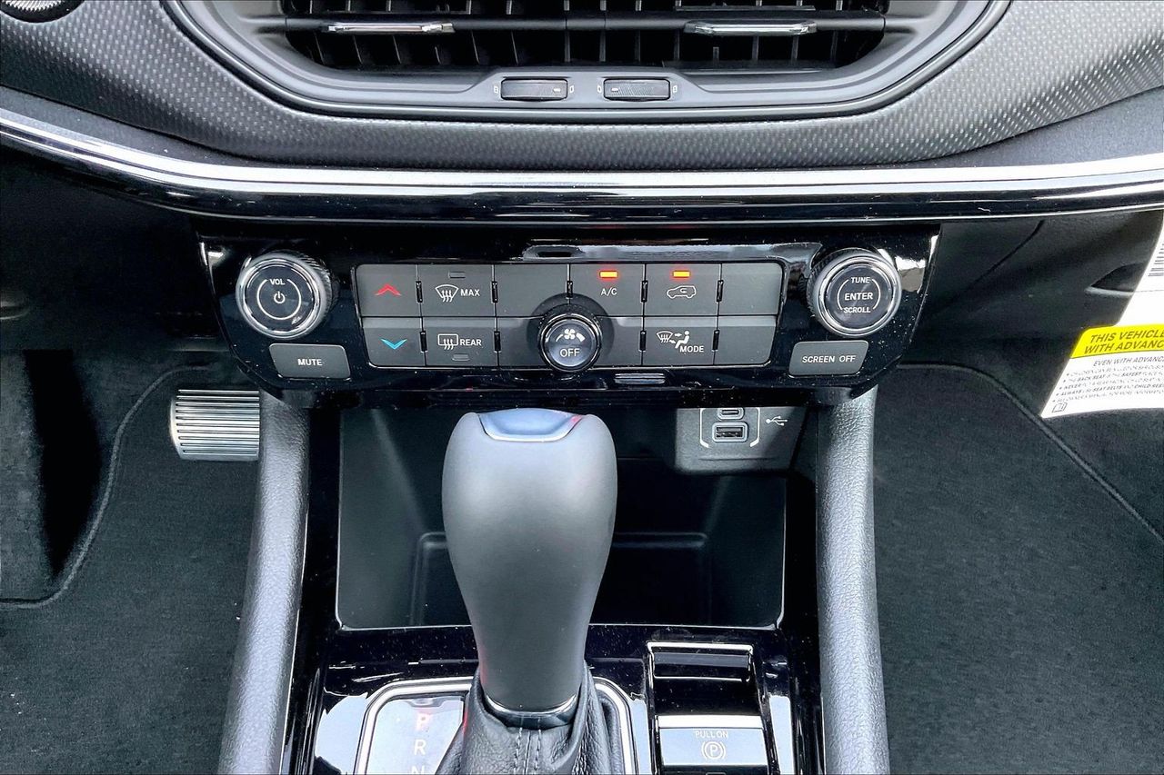 New 2026 White Jeep Latitude image 14
