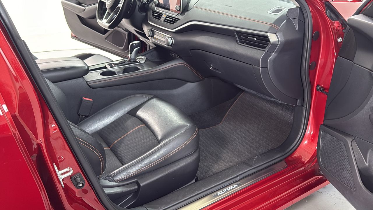 Used 2019 Red Nissan 2.5 SR image 18