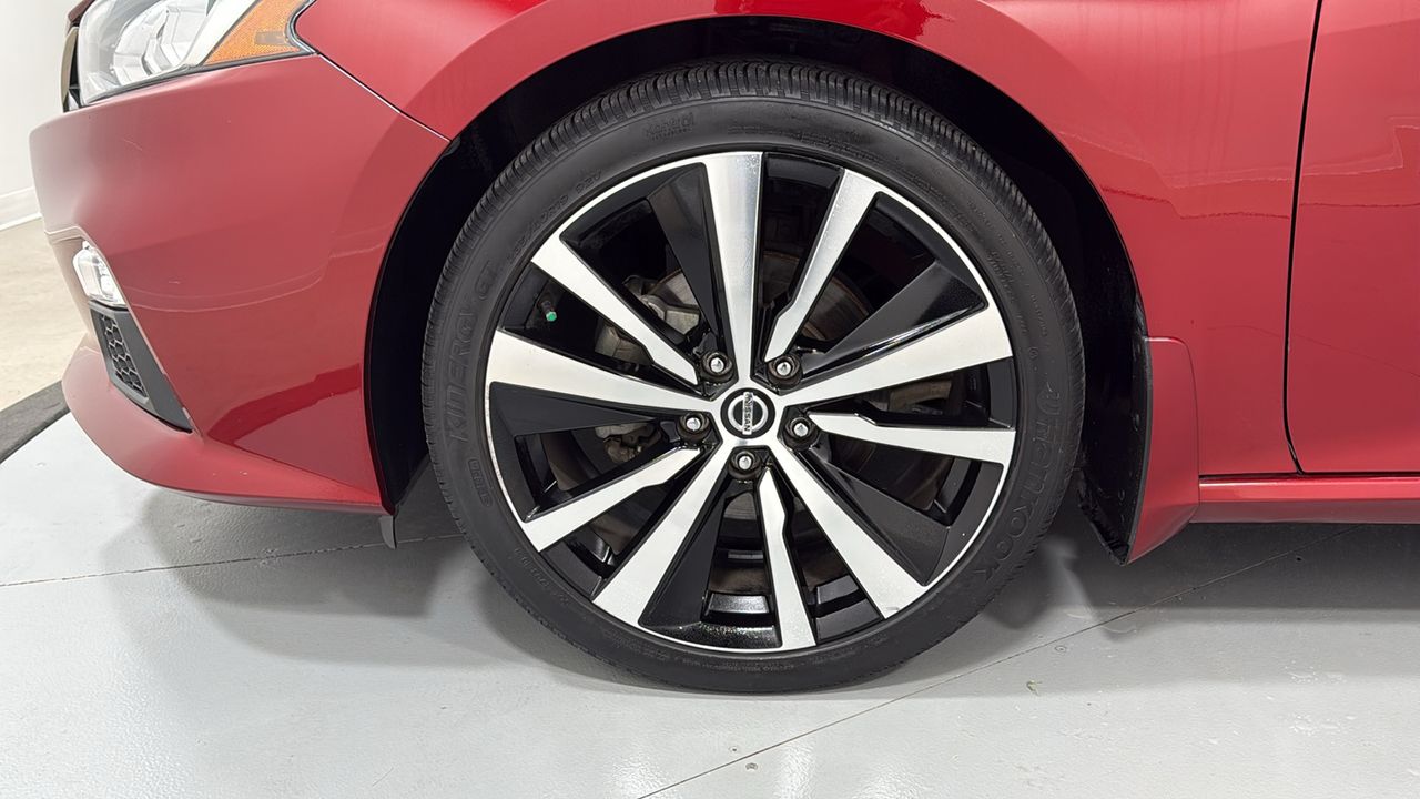 Used 2019 Red Nissan 2.5 SR image 16
