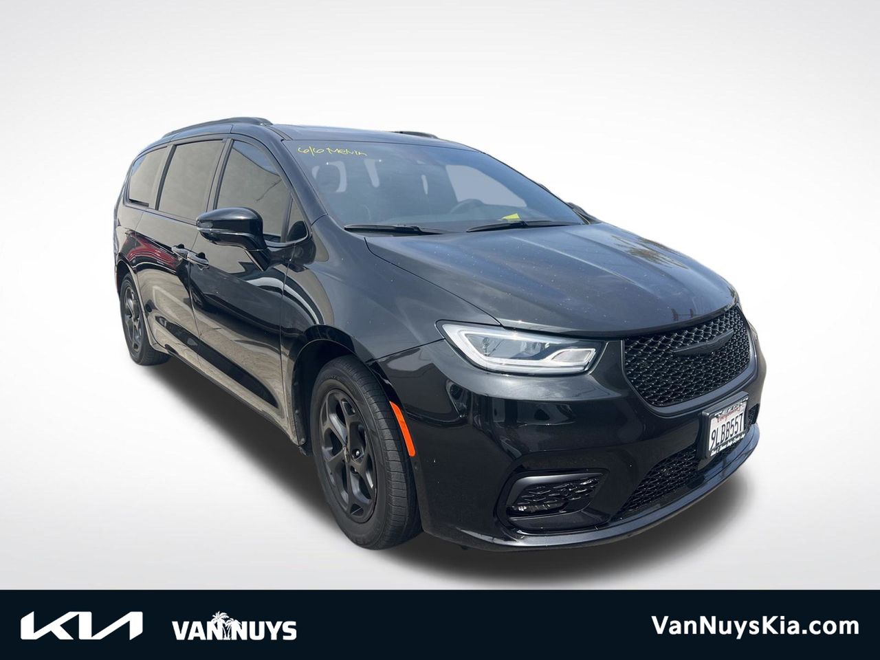 Brilliant Black Crystal Pearlcoat 2024 Chrysler Pacifica Hybrid Minivan Front-Wheel Drive Continuously Variable Transmission