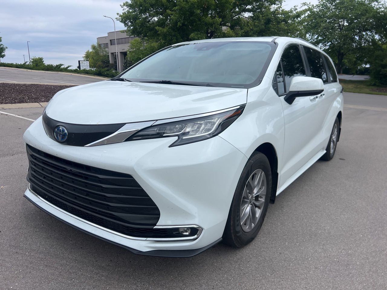2022 Toyota Sienna XLE 8-Passenger Hybrid FWD's photo