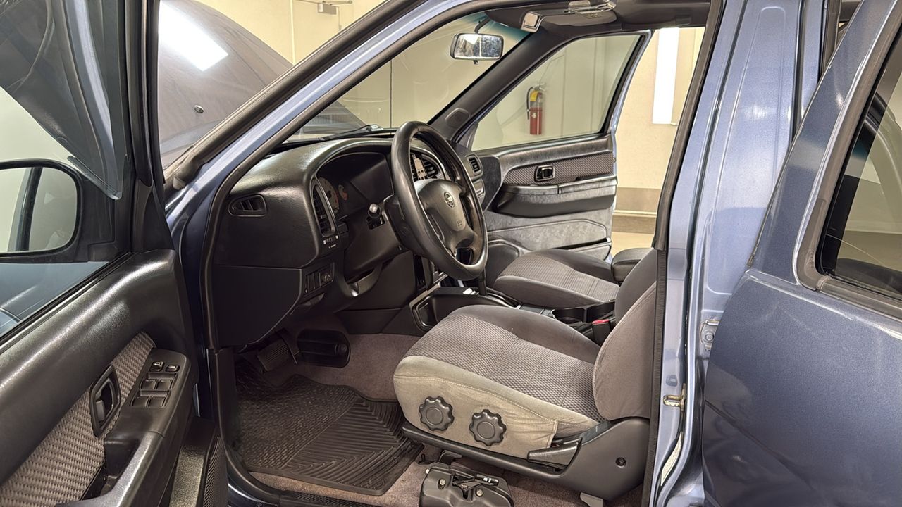 Used 2002 Blue Nissan SE image 12