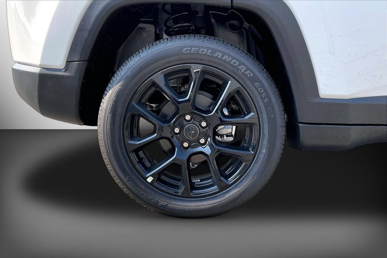 New 2026 White Jeep Latitude image 32