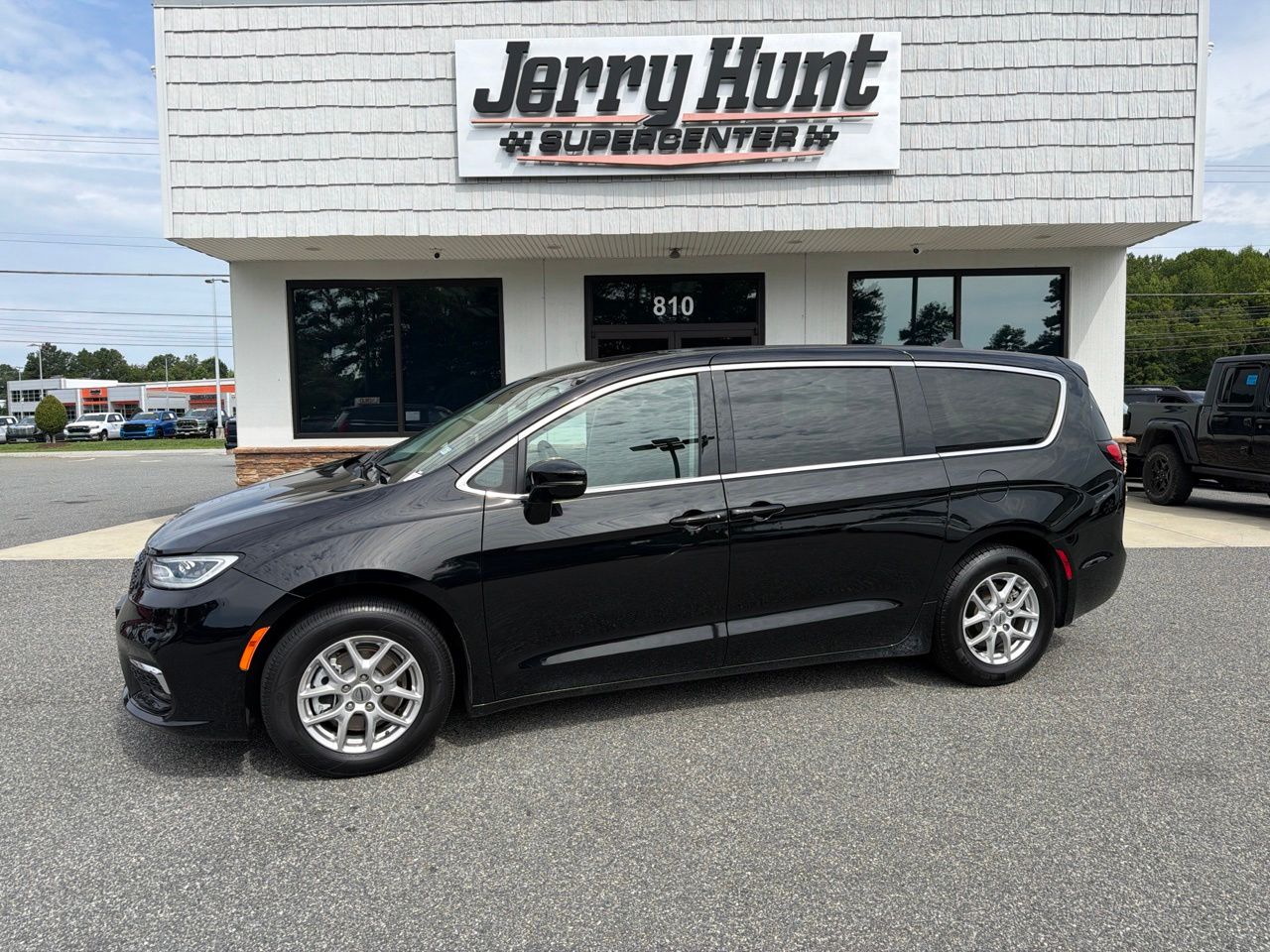 Diamond Black Crystal Pearlcoat 2024 Chrysler Pacifica Minivan Front-Wheel Drive 9-Speed Automatic
