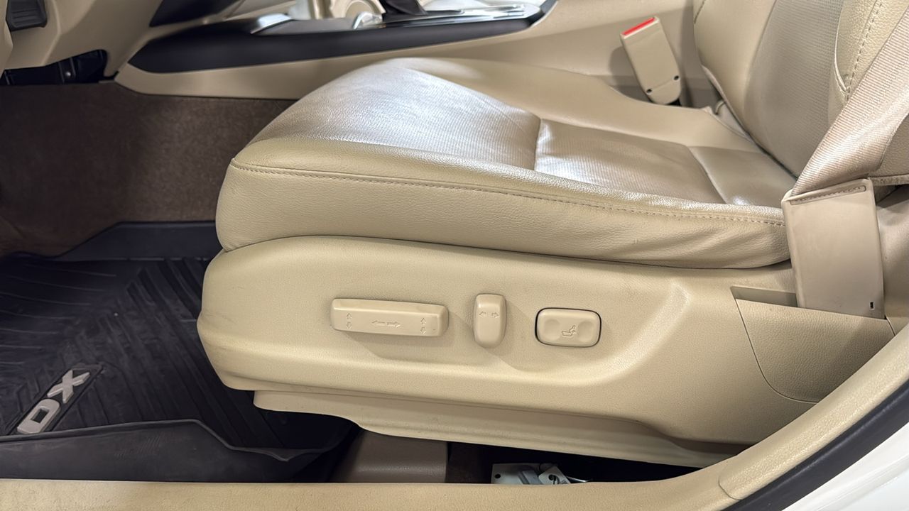 Used 2017  Acura Advance Package image 14