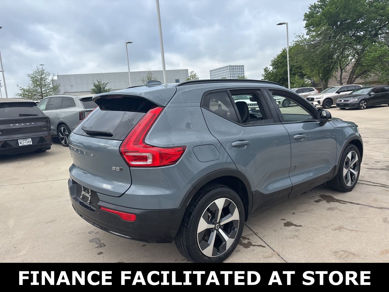 View vehicle photo 5