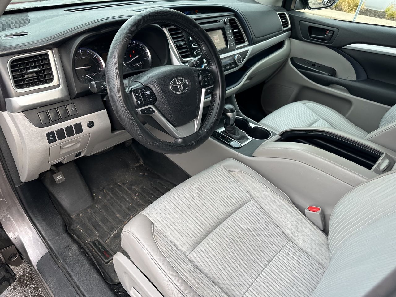 2015 Toyota Highlander LE V6 9