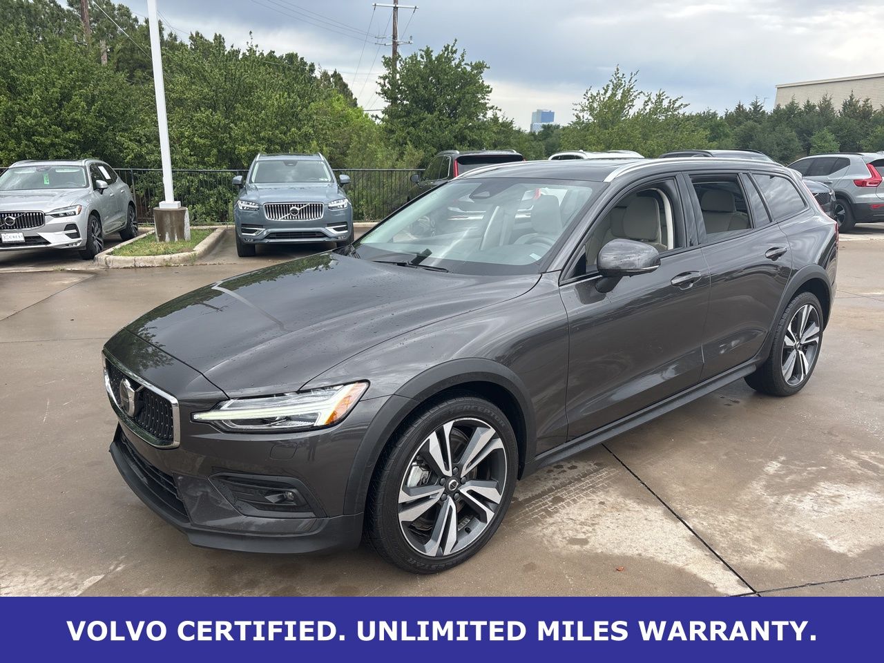 Platinum Gray Metallic 2023 Volvo V60 Cross Country B5 Plus AWD Wagon All-Wheel Drive Automatic
