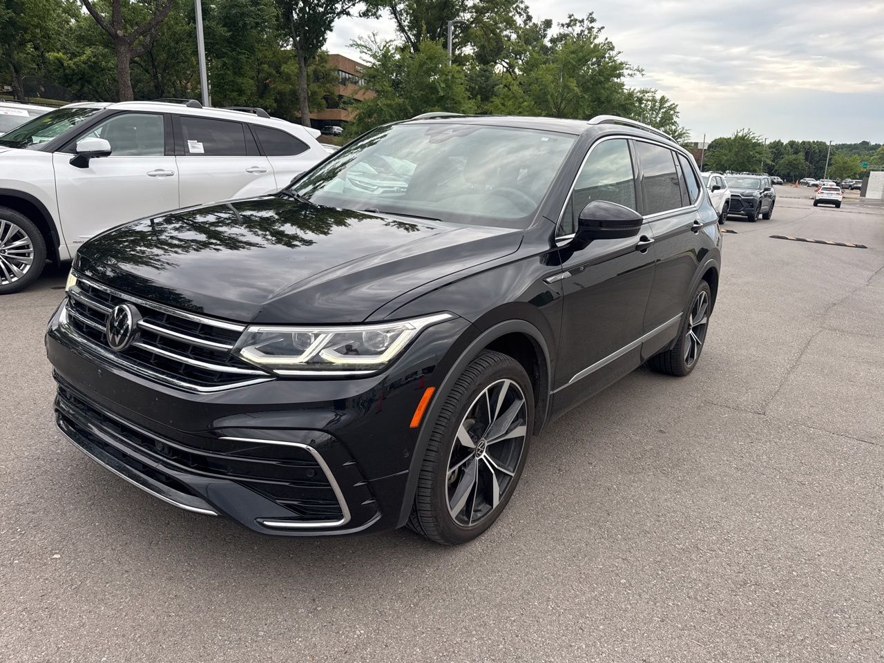 2022 Volkswagen Tiguan 2.0T SEL R-Line 4Motion's photo