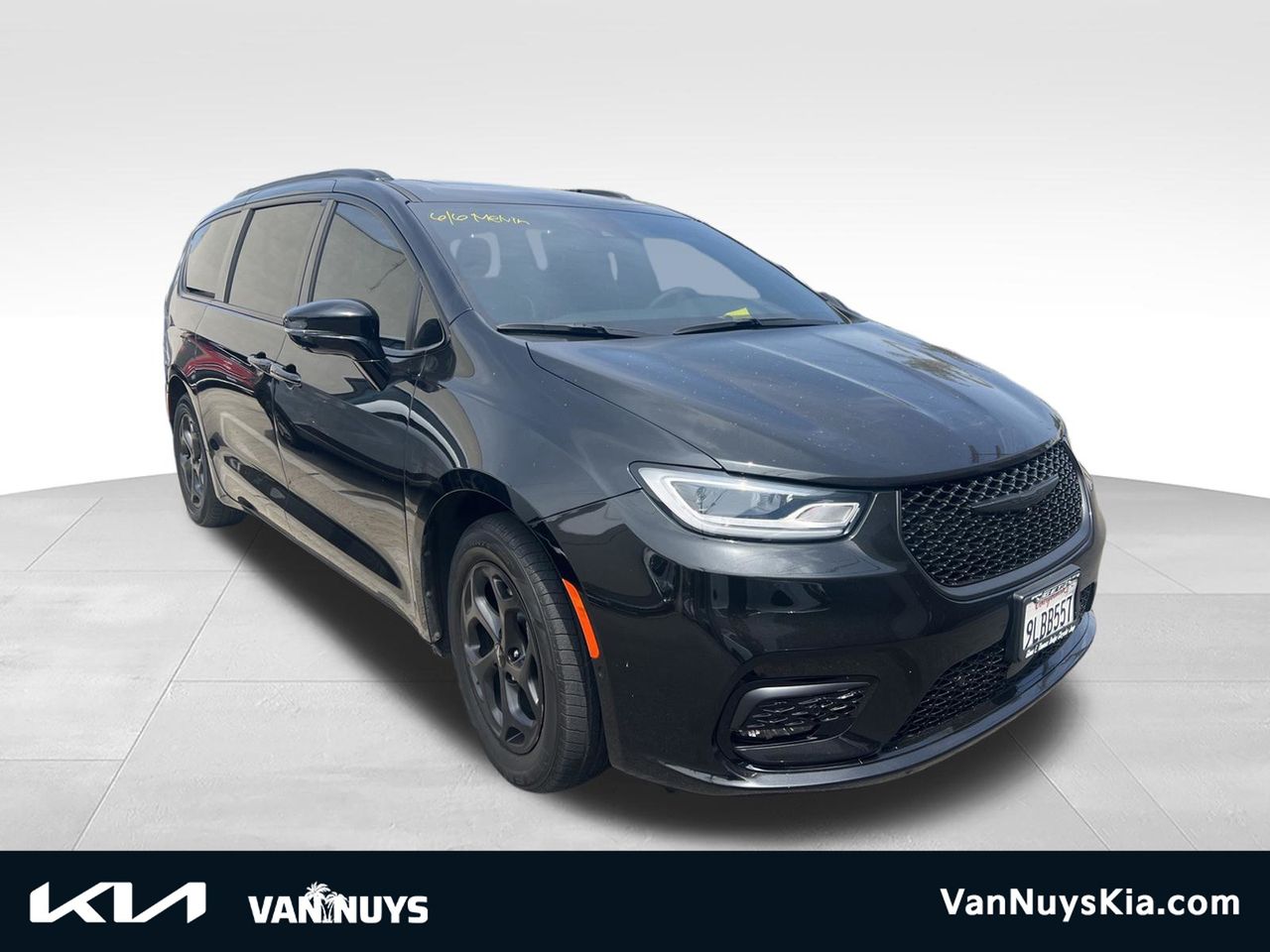 Brilliant Black Crystal Pearlcoat 2024 Chrysler Pacifica Hybrid Minivan Front-Wheel Drive Continuously Variable Transmission