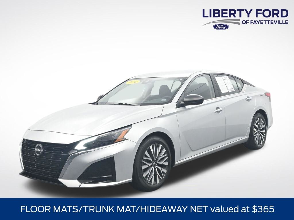 Brilliant Silver Metallic 2024 Nissan Altima Sedan Front-Wheel Drive Continuously Variable Transmission