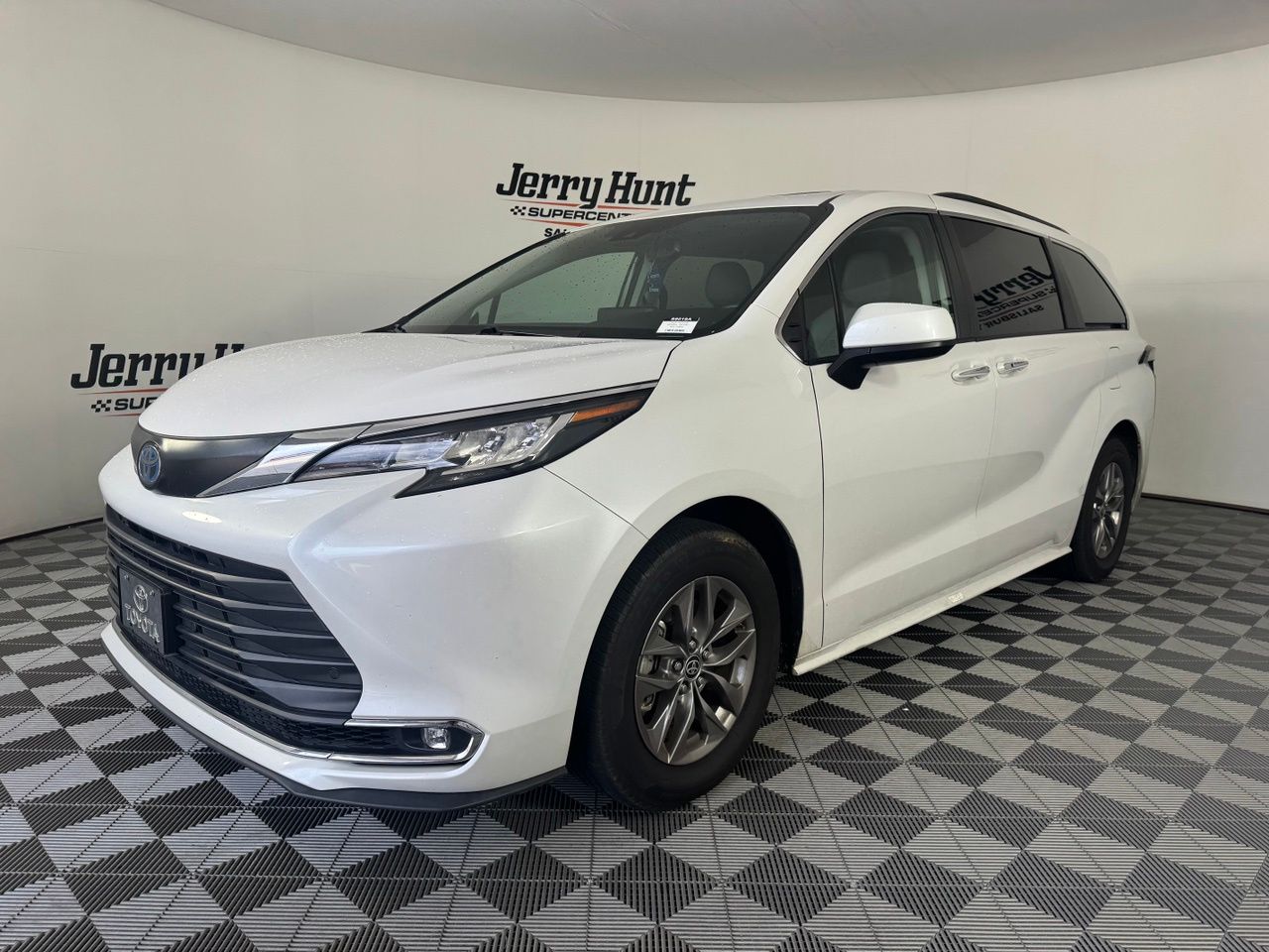 White 2023 Toyota Sienna Minivan Front-Wheel Drive Continuously Variable Transmission