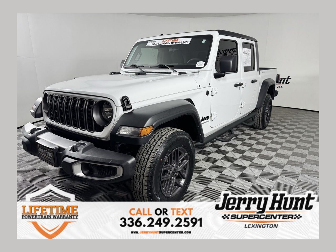 Bright White Clearcoat 2025 Jeep Gladiator Pickup Truck Four-Wheel Drive 8-Speed Automatic