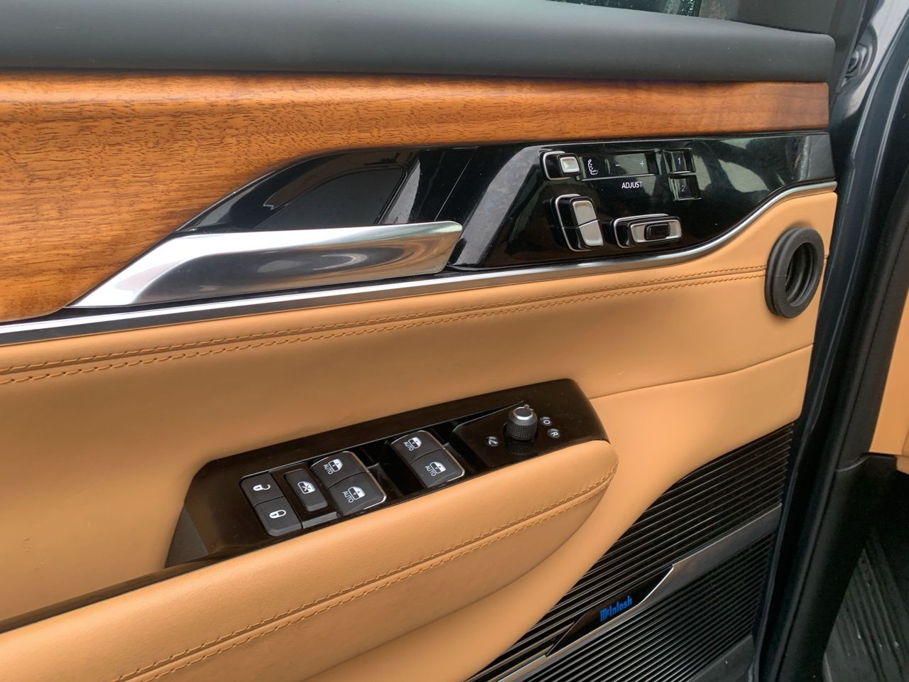 2023 Jeep Grand Wagoneer L Series III 18