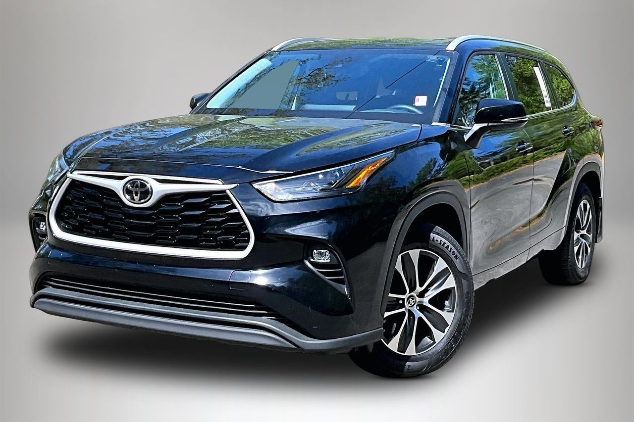 Midnight Black Metallic 2023 Toyota Highlander XLE FWD SUV / Crossover Front-Wheel Drive 8-Speed Automatic