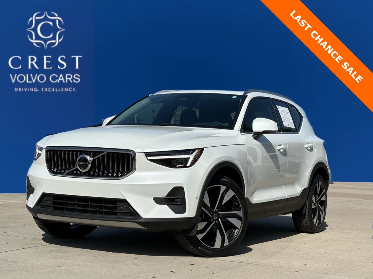 Crystal White Pearl 2025 Volvo XC40 B5 Plus Bright Theme AWD SUV / Crossover All-Wheel Drive Automatic