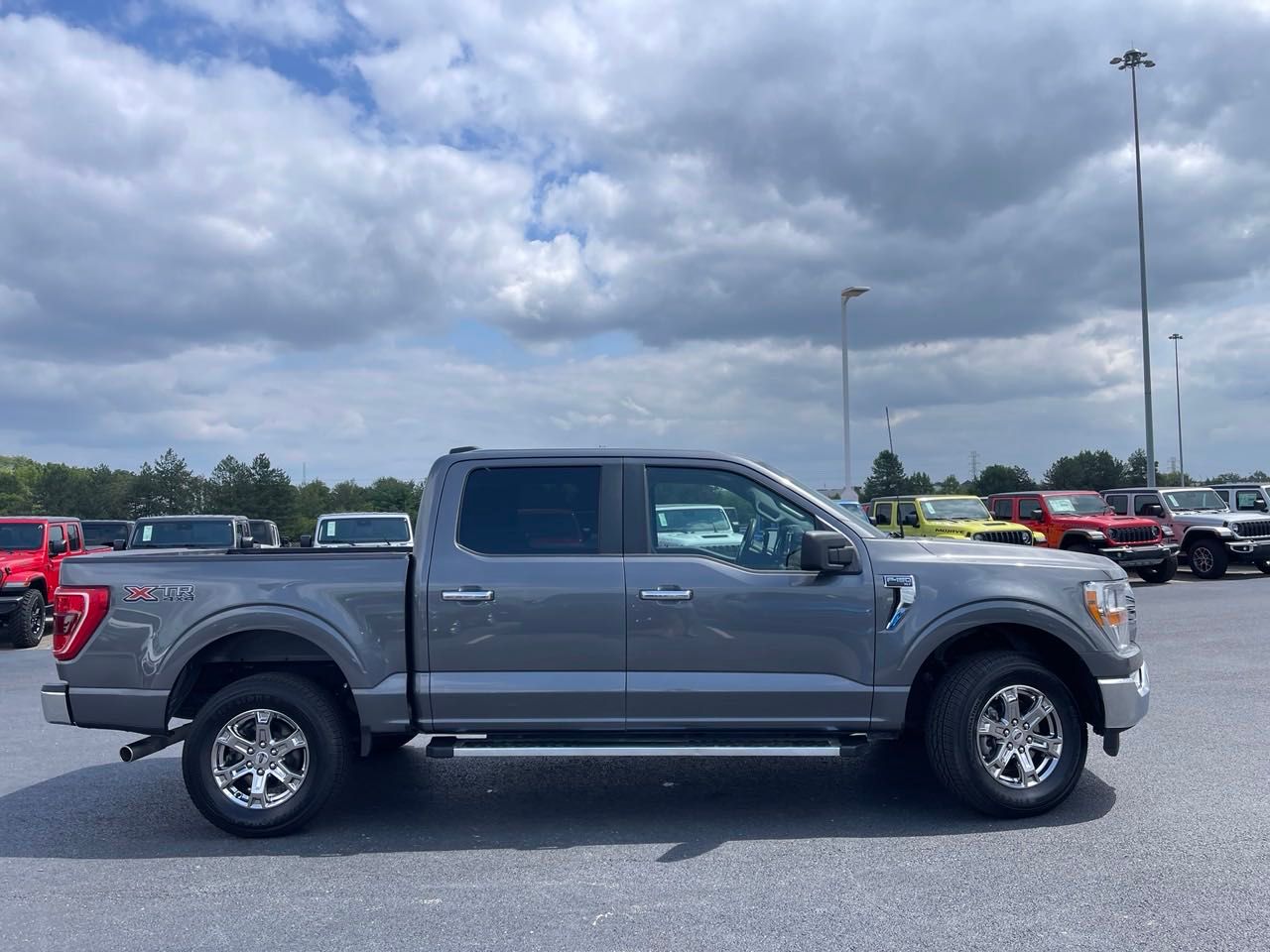 2022 Ford F-150 XLT 2