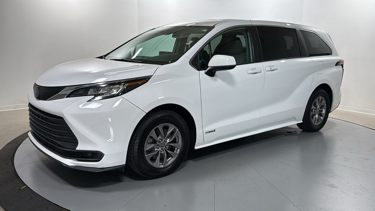 Super White 2021 Toyota Sienna Minivan Front-Wheel Drive Continuously Variable Transmission