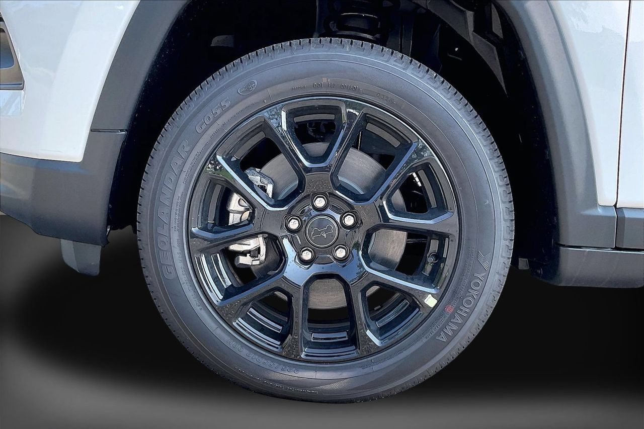 New 2026 White Jeep Latitude image 29