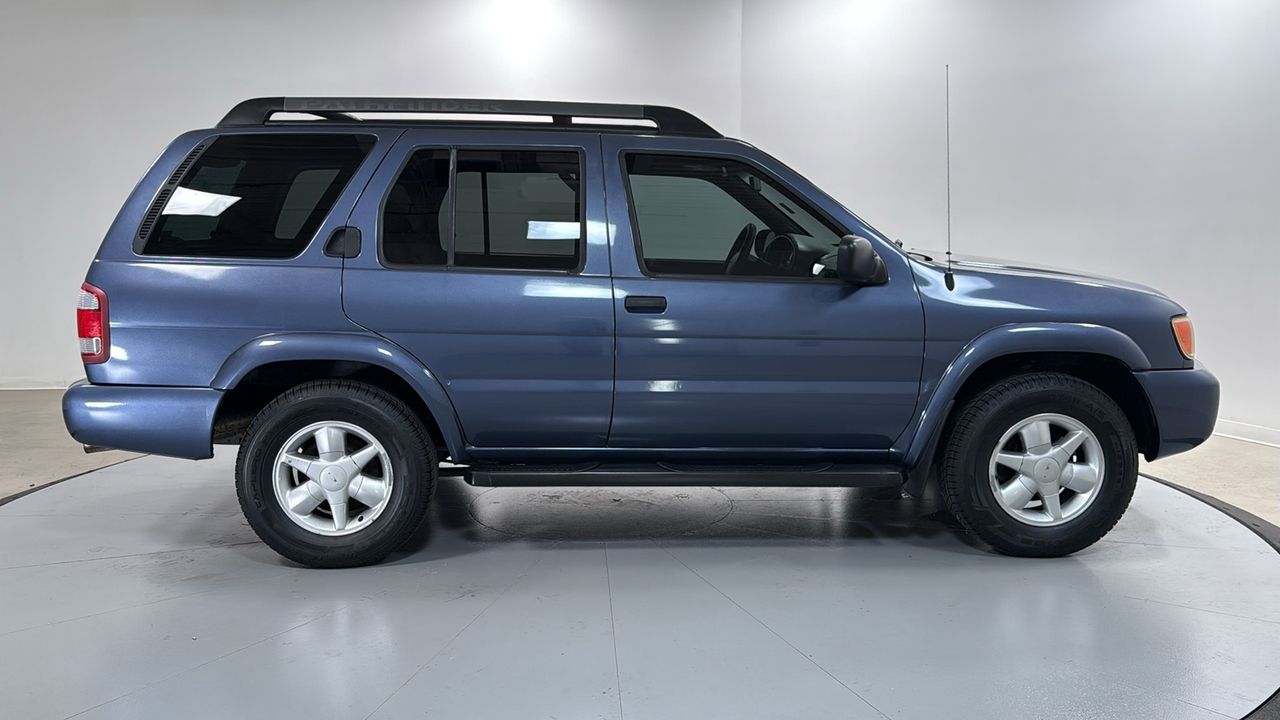 Used 2002 Blue Nissan SE image 6