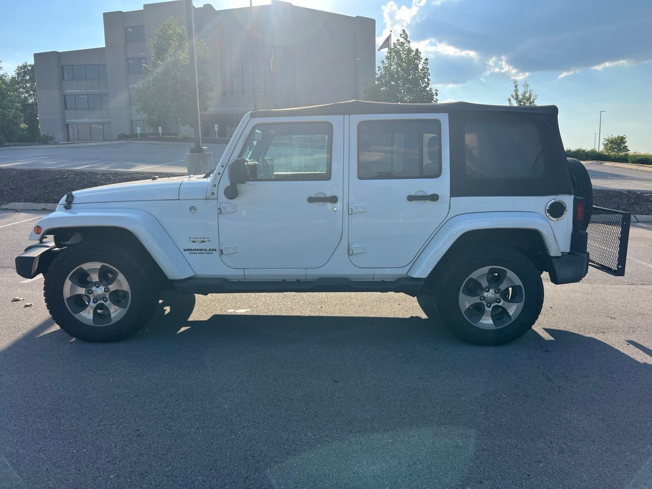 Used 2017 White Jeep Unlimited Sahara image 5