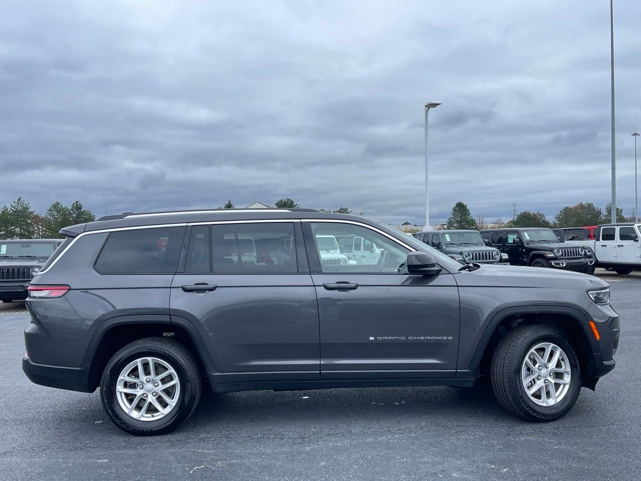 2022 Jeep Grand Cherokee L Laredo 2