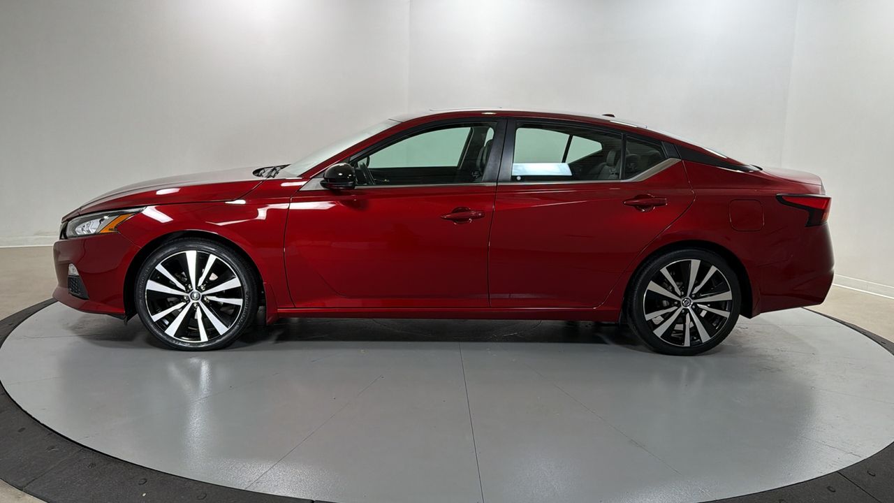 Used 2019 Red Nissan 2.5 SR image 8