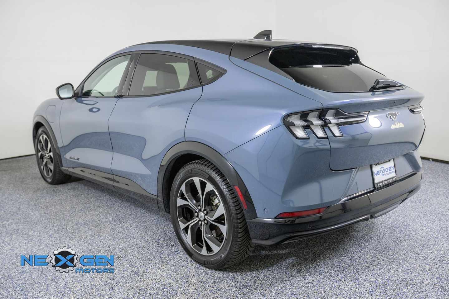 View vehicle photo 5