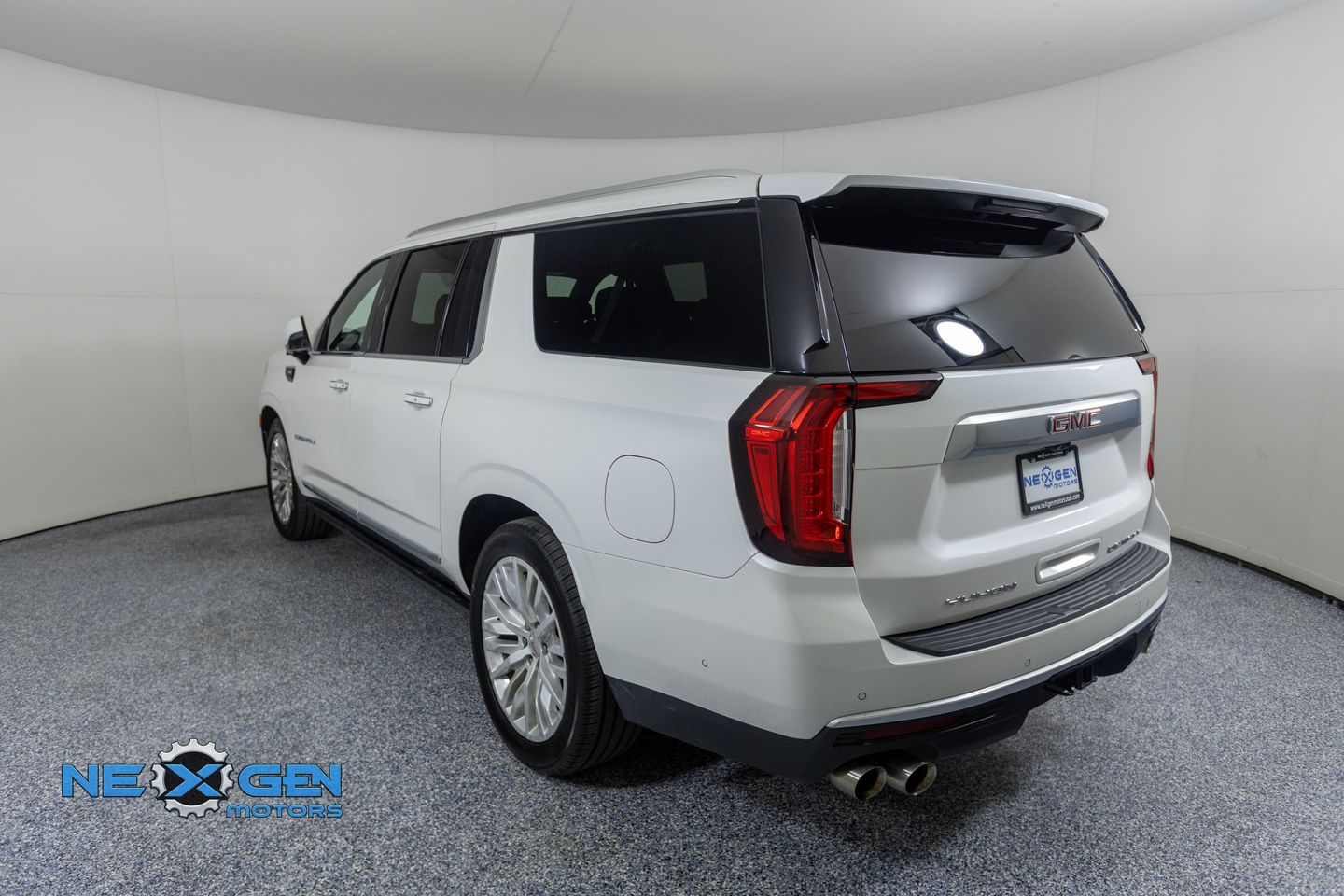 View vehicle photo 5