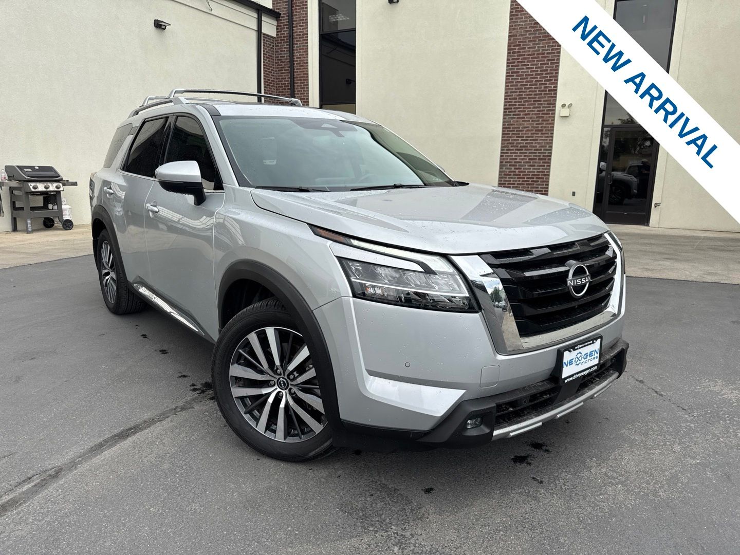 Brilliant Silver Metallic 2022 Nissan Pathfinder SUV / Crossover All-Wheel Drive 9-Speed Automatic
