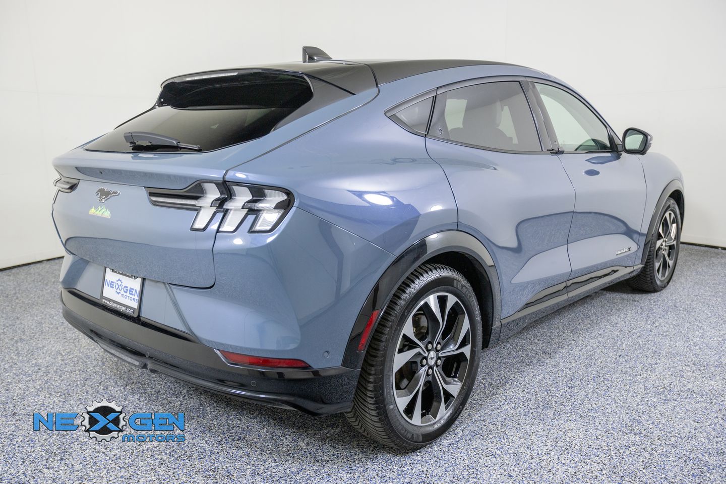 View vehicle photo 7