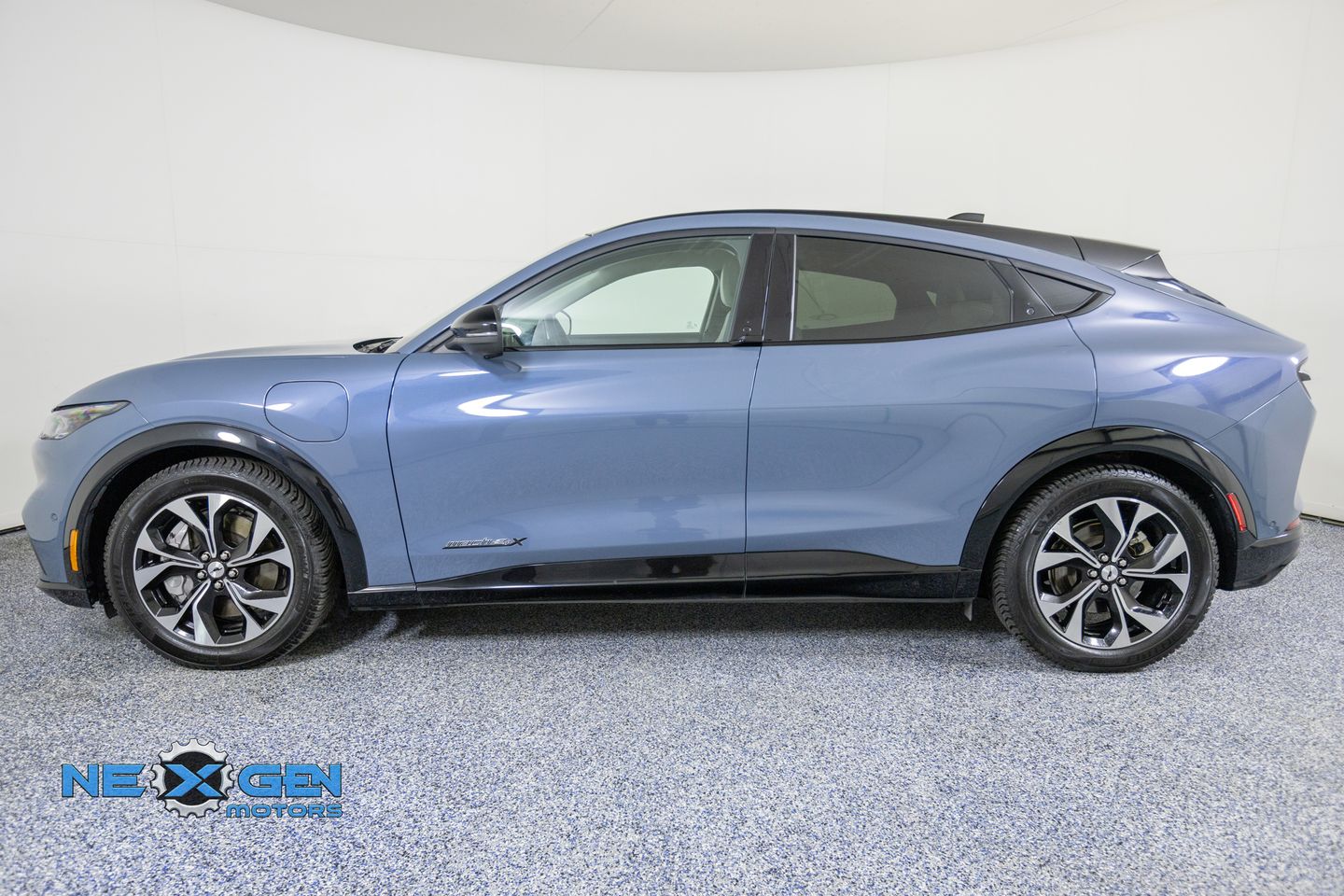View vehicle photo 4