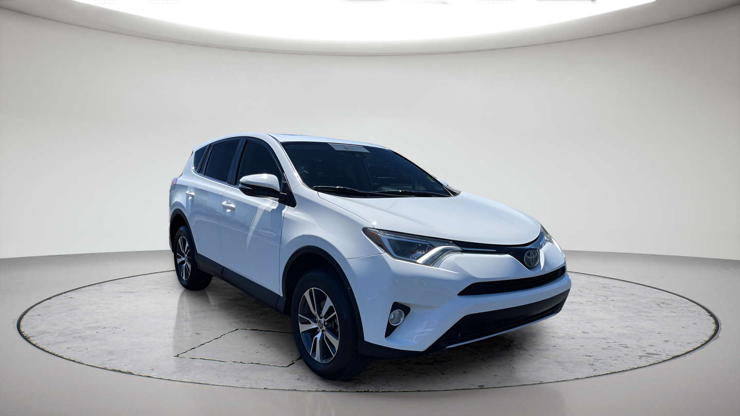 Super White 2018 Toyota RAV4 SUV / Crossover Front-Wheel Drive 6-Speed Automatic
