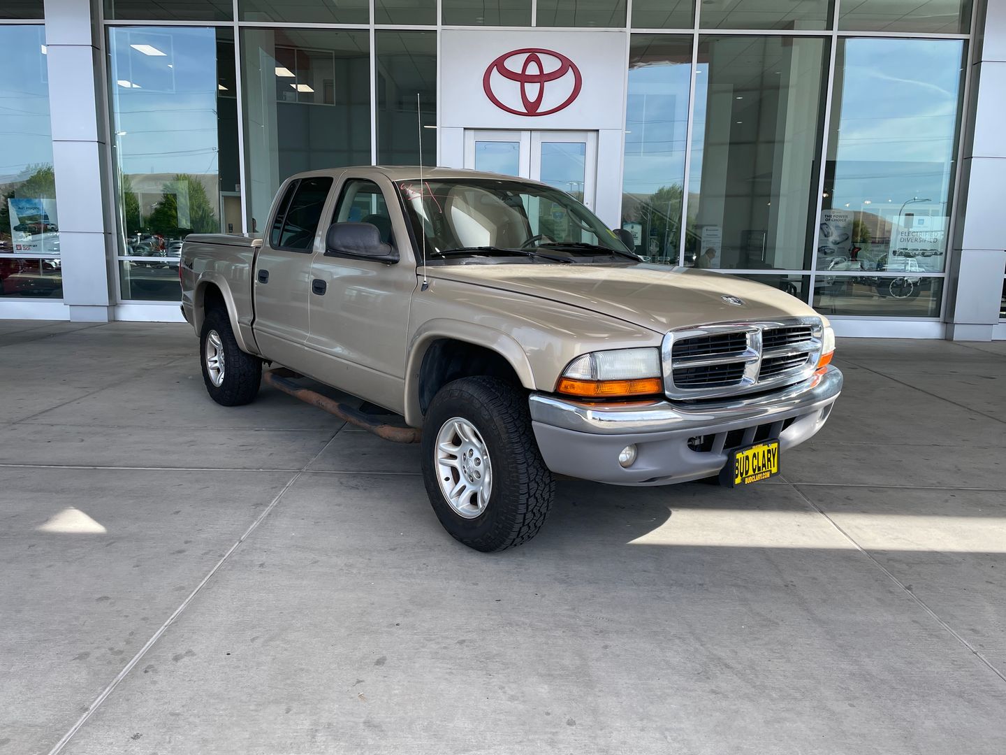 Gold 2003 Dodge Dakota Pickup Truck Four-Wheel Drive 5-Speed Automatic