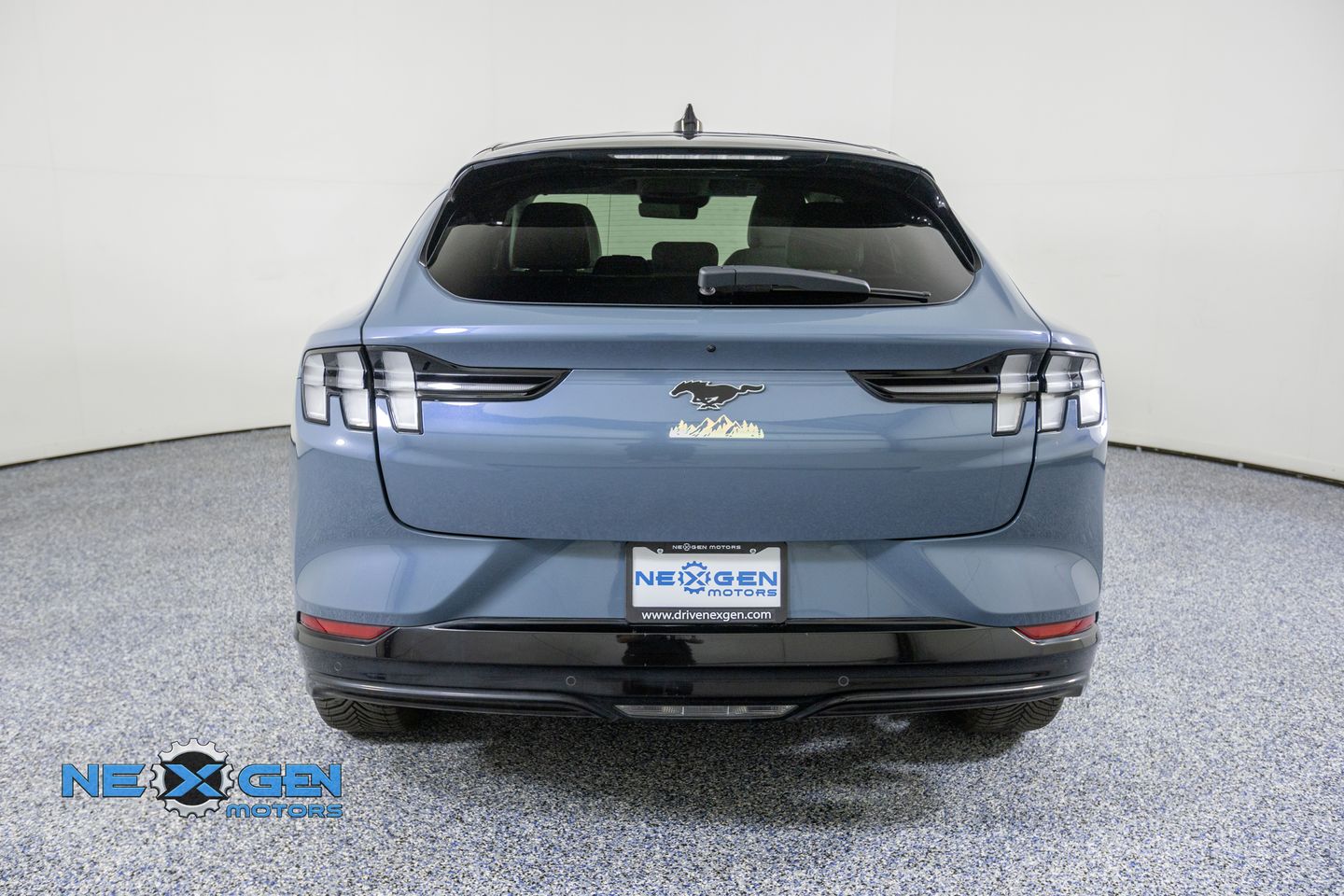View vehicle photo 6