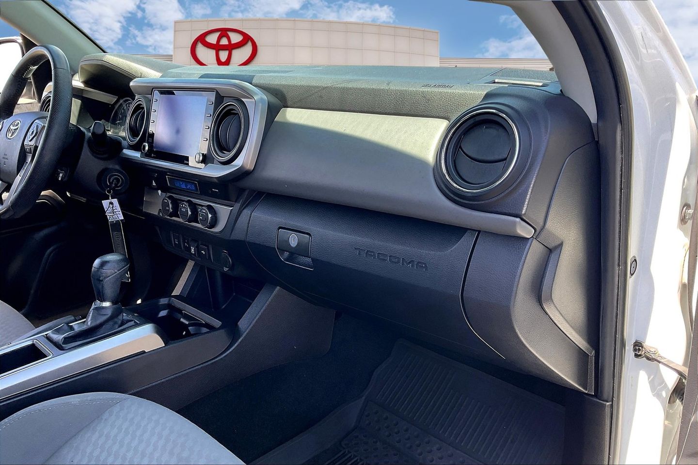 2022 Toyota Tacoma SR5 photo